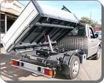 In questa foto si nota il ribaltabile della Mahindra Goa in una delle 3 posizioni di ribaltamento.