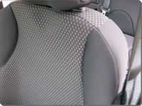 Nella foto si notano i particolari della selleria anteriore e posteriore della Nissan Note.