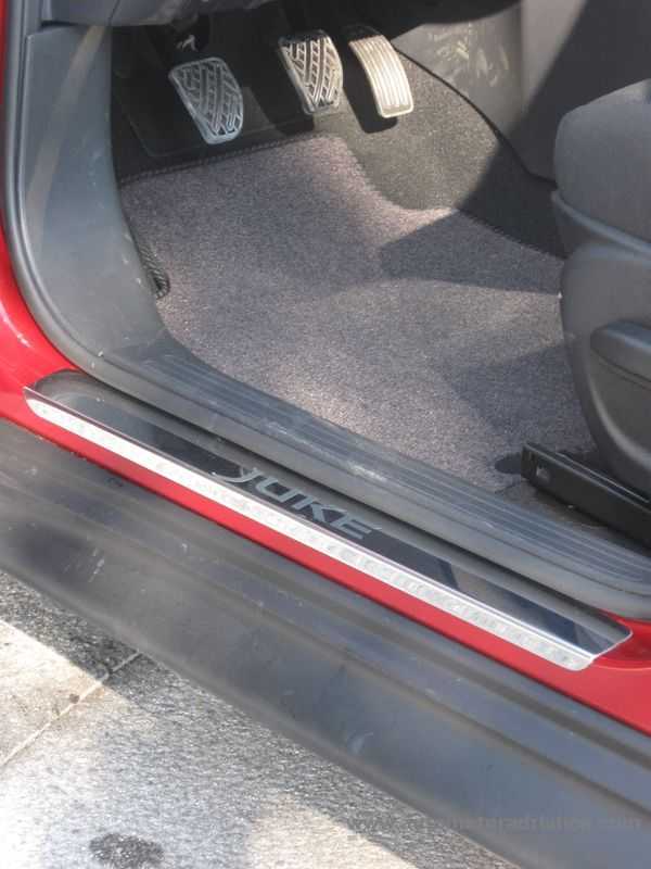 Battitacchi lucidi installati su una Juke rossa Battitacchi lucidi su Juke rossa